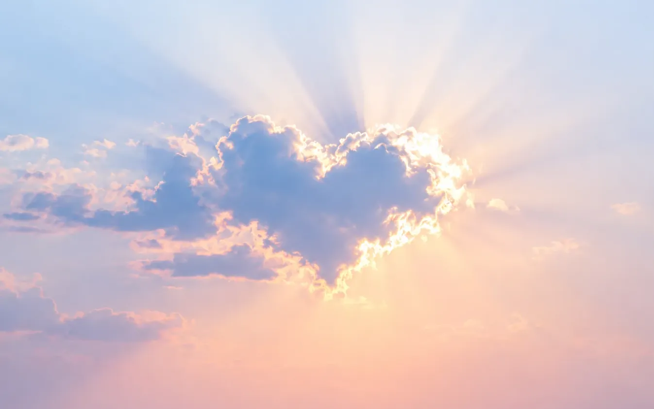 Nuage en forme de cœur traversé par les rayons du soleil